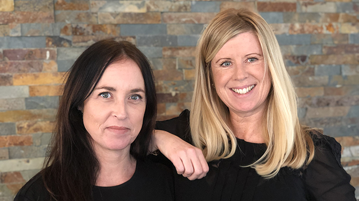 Erica Engström och Therese Boström inne på restaurangen Möruddens Brygga.