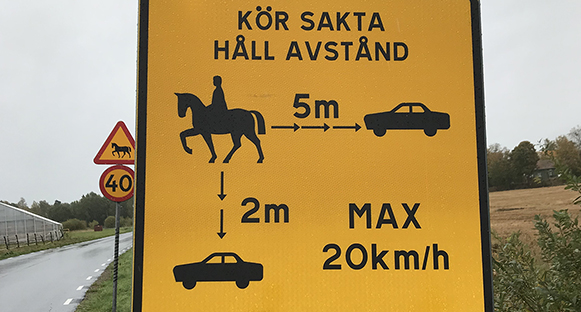 Ny skylt om hur bilar ska förhålla sig till hästar/ryttare på vägen. Håll avstånd och kör sakta.