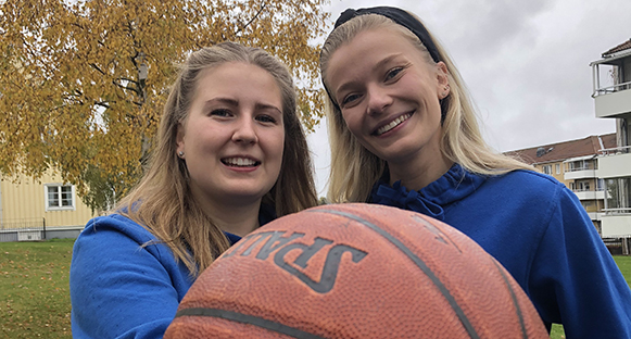 Victoria Alvasson och Bodil Holmblad som varit med och startat upp Hammarö Baskets nya damlag. Stor basketboll i framkant.
