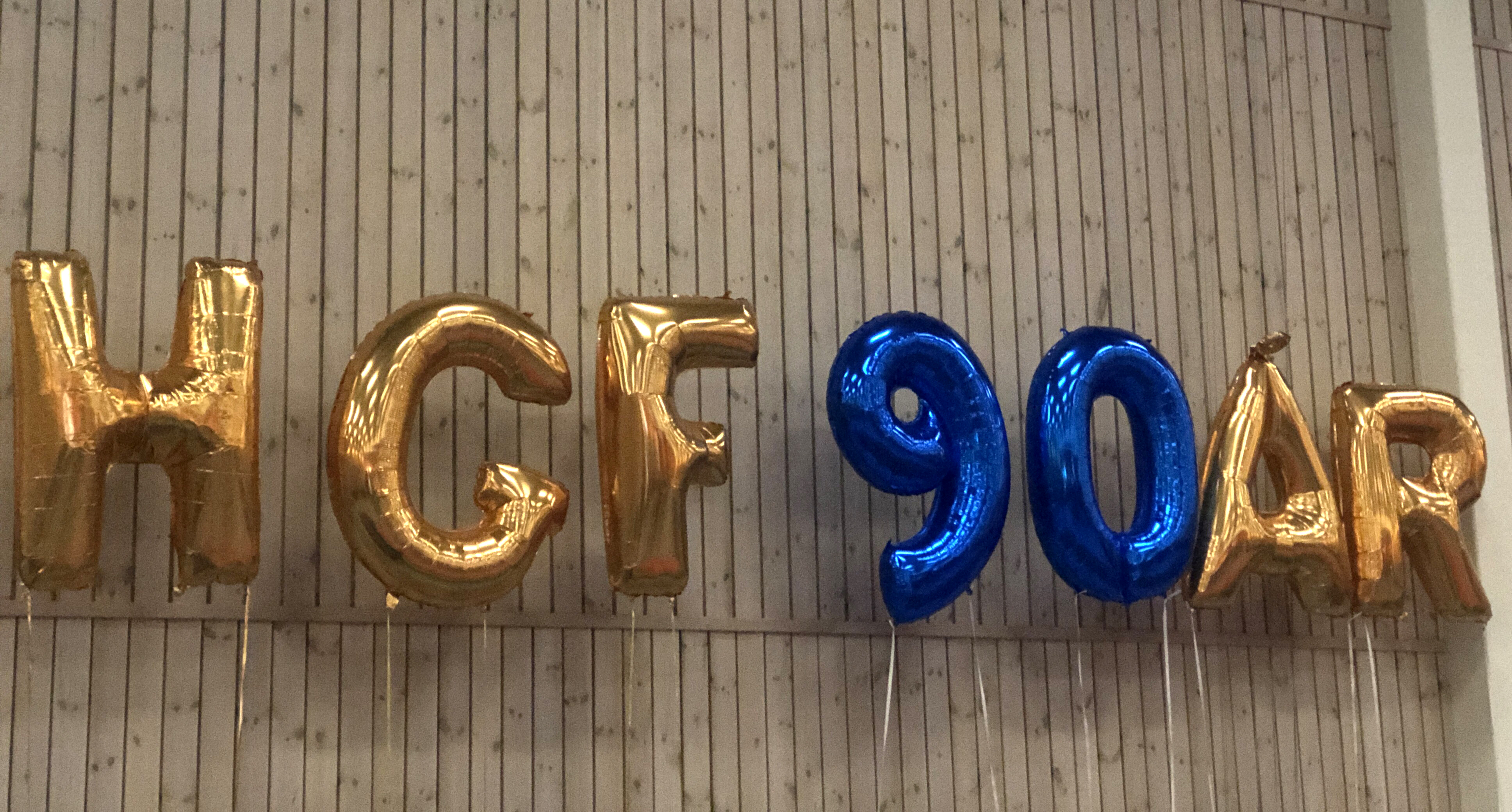Bokstavsballonger bildar HGF 90 ÅR. Hammarö Gymnastikförening firar 90 år med stor jubileums show.