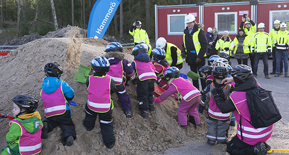 Barn hjälper till med invigningen av Annebergs förskola