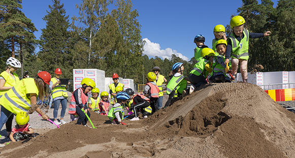 Första spadtagen på Mörmoskogens förskola gjord.