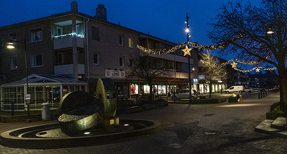 Så var julbelysningen i Skoghalls centrum uppsatt. Nu saknas bara snön.