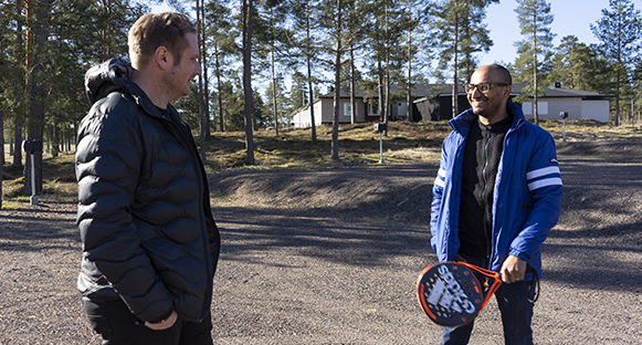 Två glada gubbar.