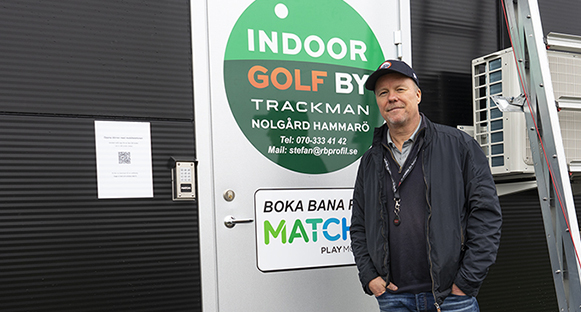 Stefan hälsar välkommen till Indoor Golf på Nolgård.