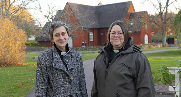 Regina Piscator och Johanna Gerdén framför Hammarö kyrka.