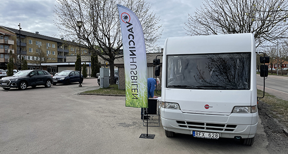 Vaccinhusbilen på plats i Skoghalls centrum.