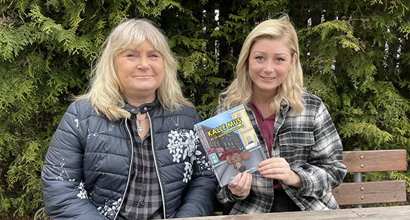 Inga-Lill och Wilma Fors med sin nyutgivna bok.