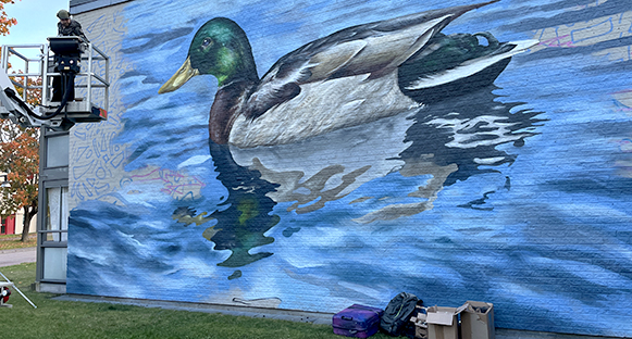 Muralmålning växer fram på en av Skoghalls många husgavlar.