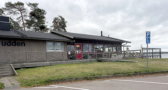 Restaurang Skärgårdsudden ligger fint vid Vänerns strand.