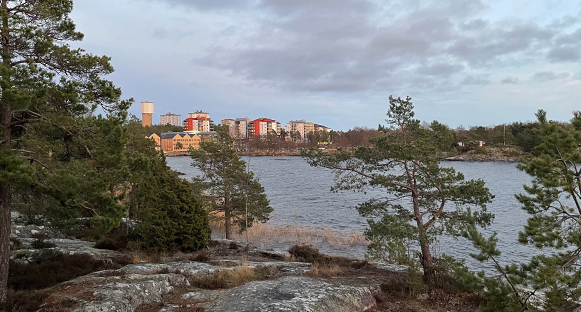 Där borta syns delar av Skoghall med Lillängshamnen längst ner vid vattnet.