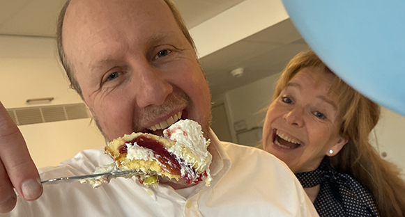Jubileum ska firas med tårta som här när Hasse och Helena hugger in på Hammarö kommuns Kontaktcenters