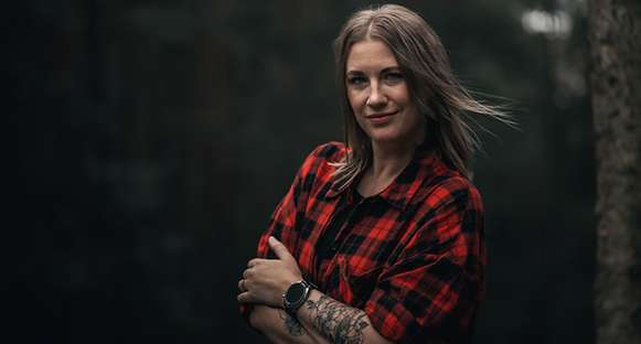 Hannah A. Helseth ser ut att vara en riktig tuffing med sina tatueringar och tuffa kläder.