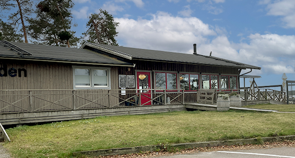 Restaurang Udden ligger vackert vid Vänerns strand.