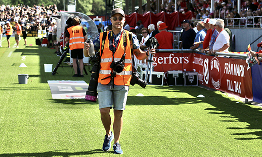 Fredrik "Fruckan" Karlsson, fotograf, på en av sina idrottsuppdrag.